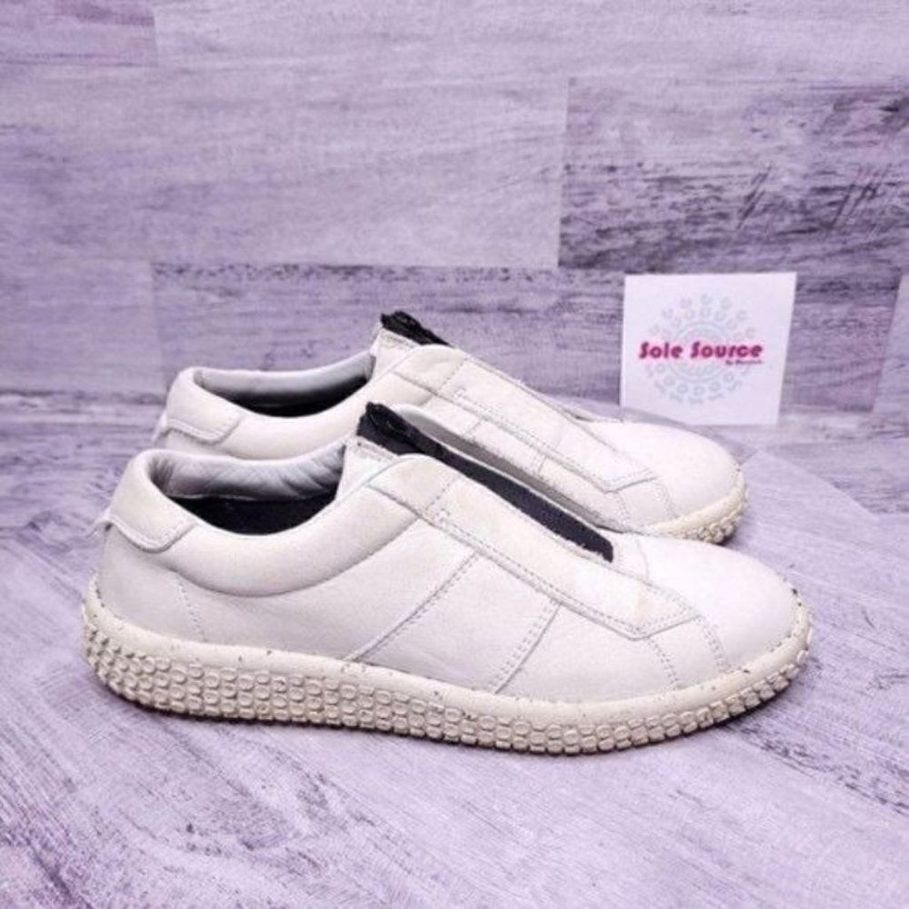 O.X.S. Woobie Zip Front Leather Casual Sneaker Off White Women's sz 6 NEW
